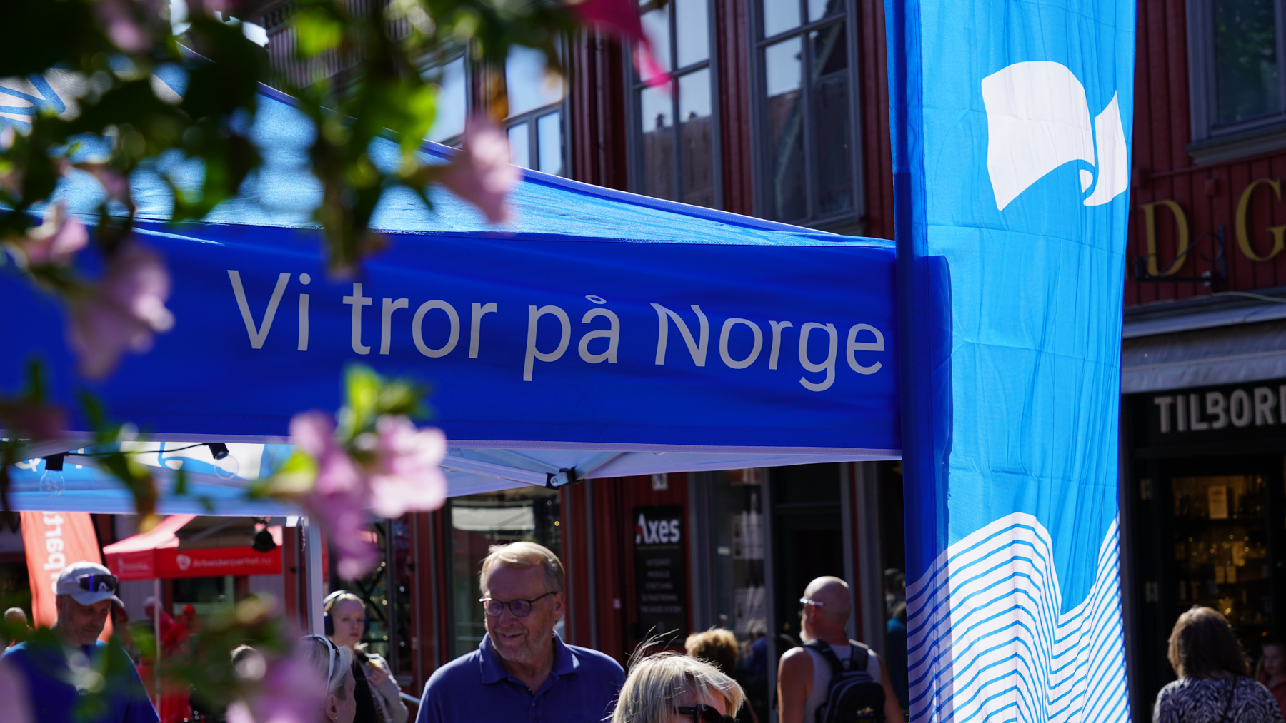 Høyrepaviljong i sol under årets valgkamp.