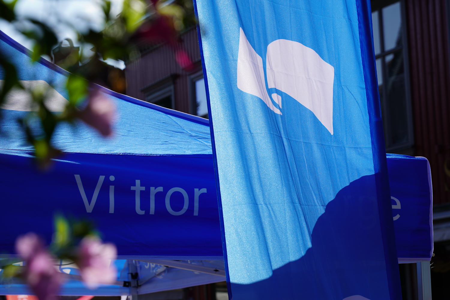 Høyrepaviljong i sol under årets valgkamp.