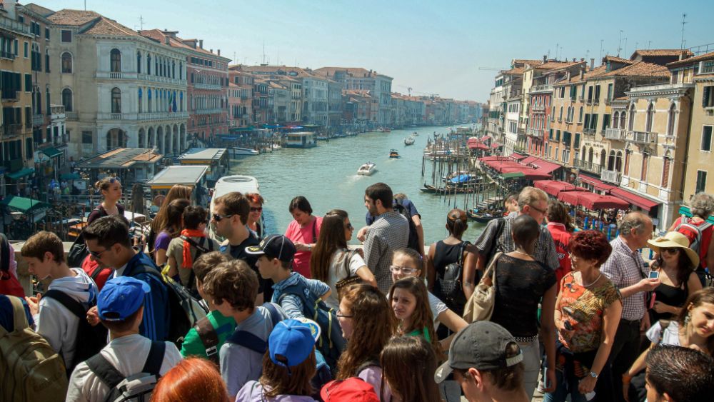Bru i Venezia full av turister