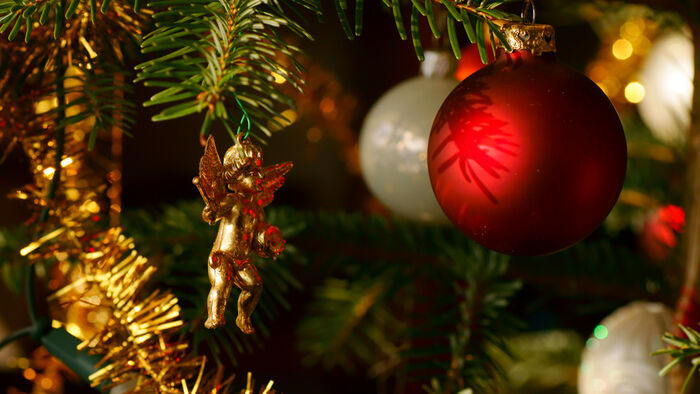 Juletre pyntet med julekuler og en engel
