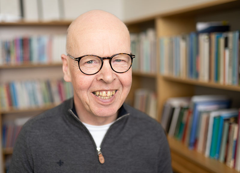 Portrettfoto av en smilende Thomas Nordahl.