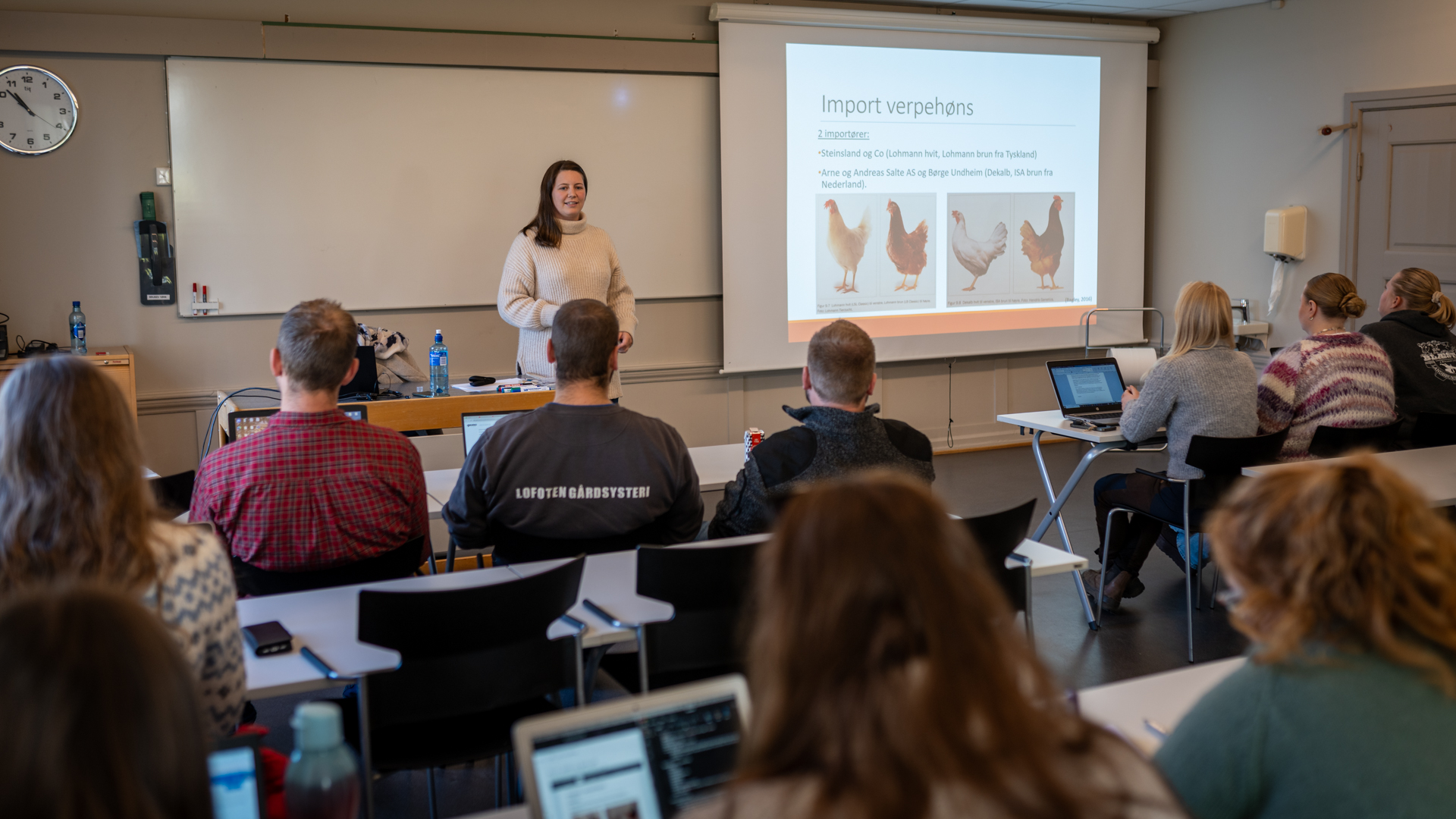 Mari Reiten i undervisningssituasjon i klasserom med tilhørende studenter.