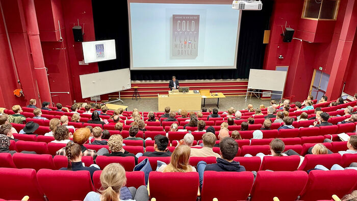 Bilde av folk i forelesningssal bakfra mot scenen