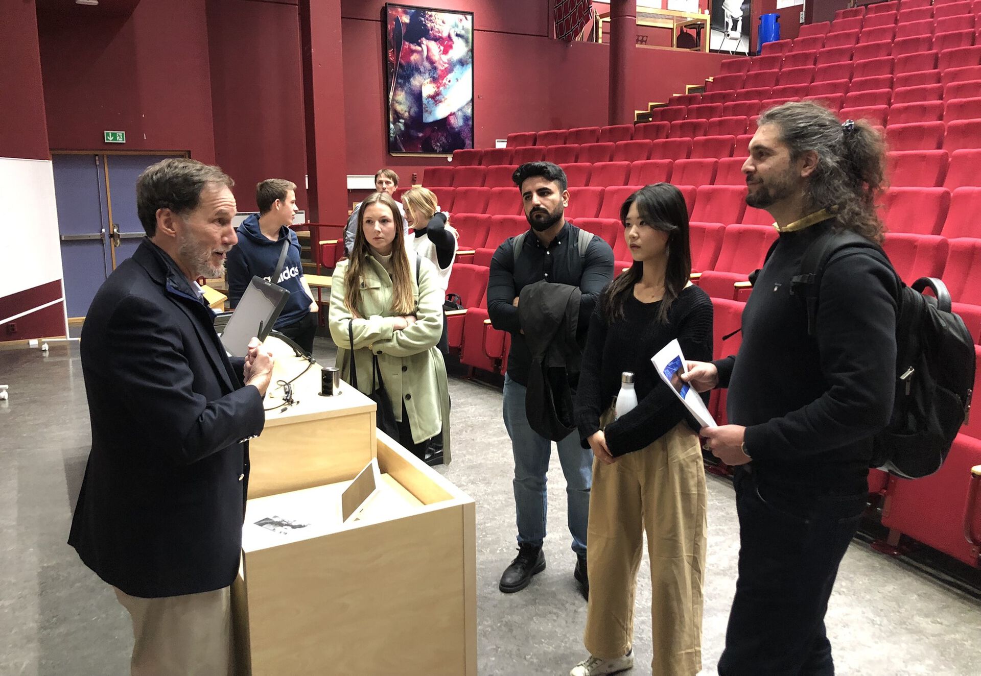 Michael Doyle møter studenter på Internasjonale studier i Lillehammer etter forelesningen sin i auditorium A