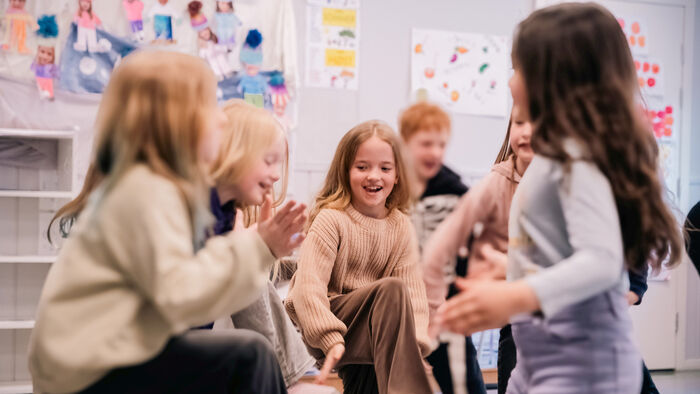 Barn som leker sammen i et klasserom