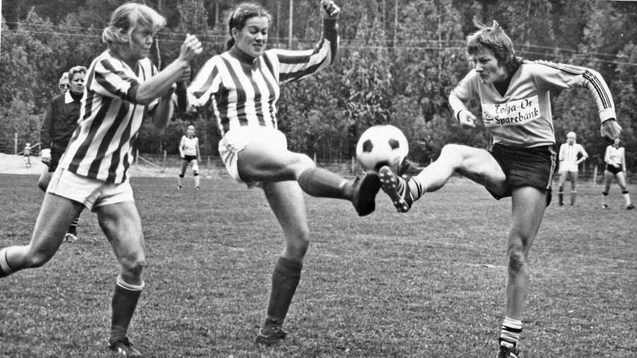 Historisk bilde fra fotballkamp med kvinner  