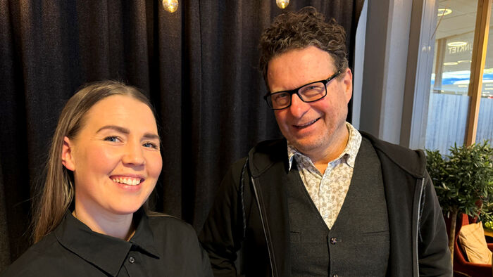 Portrett hvor dei to forskerane ser i kamera 