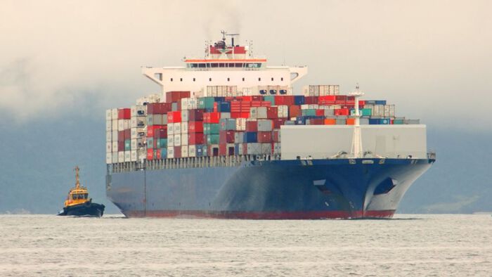 Bilde av lastebåt på havet full av containere