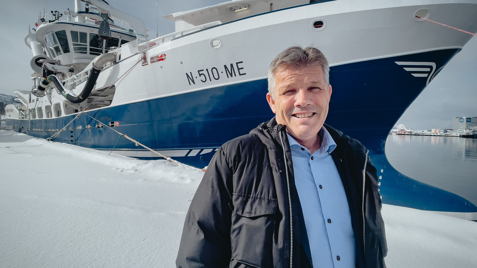 Bilde av fiskeri- og havminister Bjørnar Skjæran foran en fiskebåt