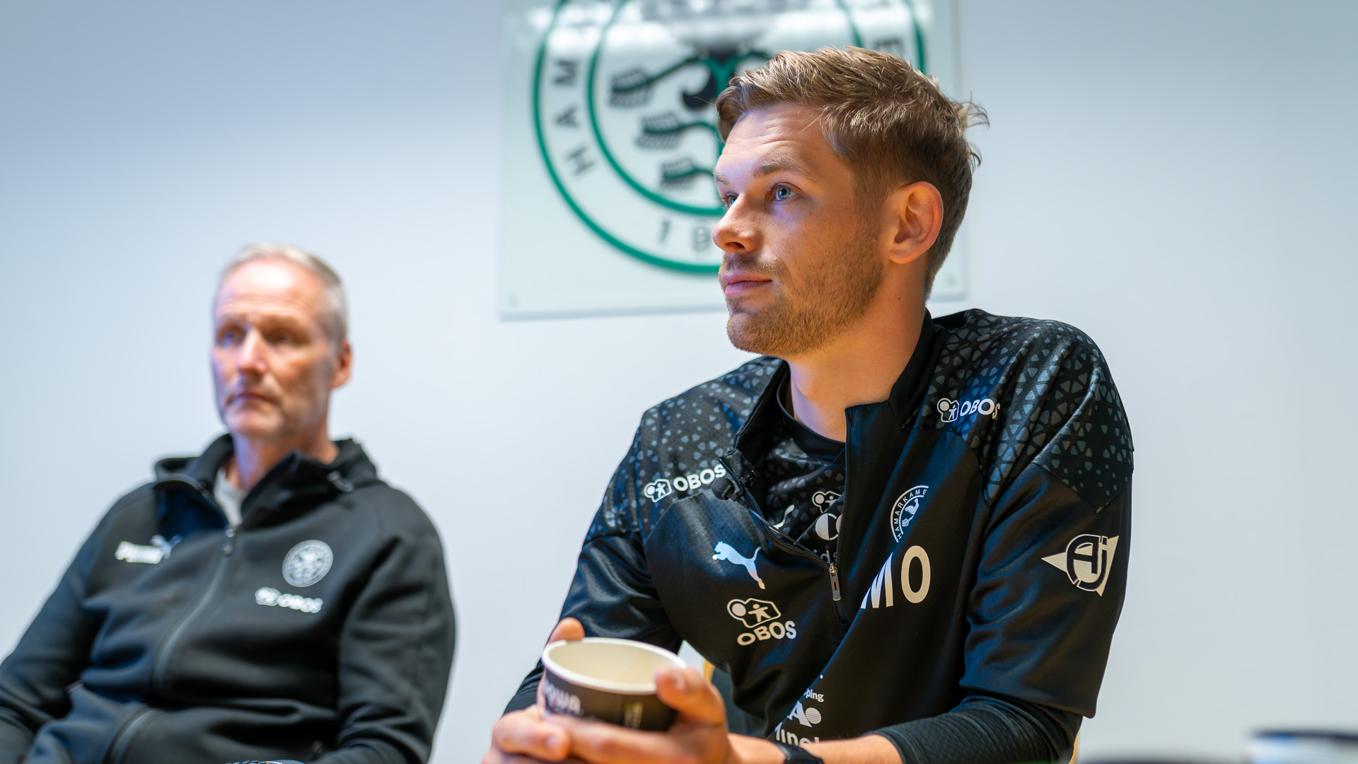 Nærbilde av Jacob Mollatt - mann sittende ved siden av.