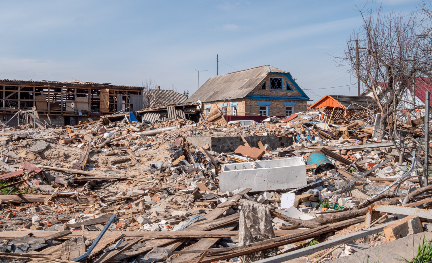 Ruiner av et bombet hus i Ukraina