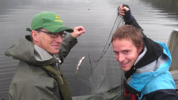 Forskere med fiskegarn