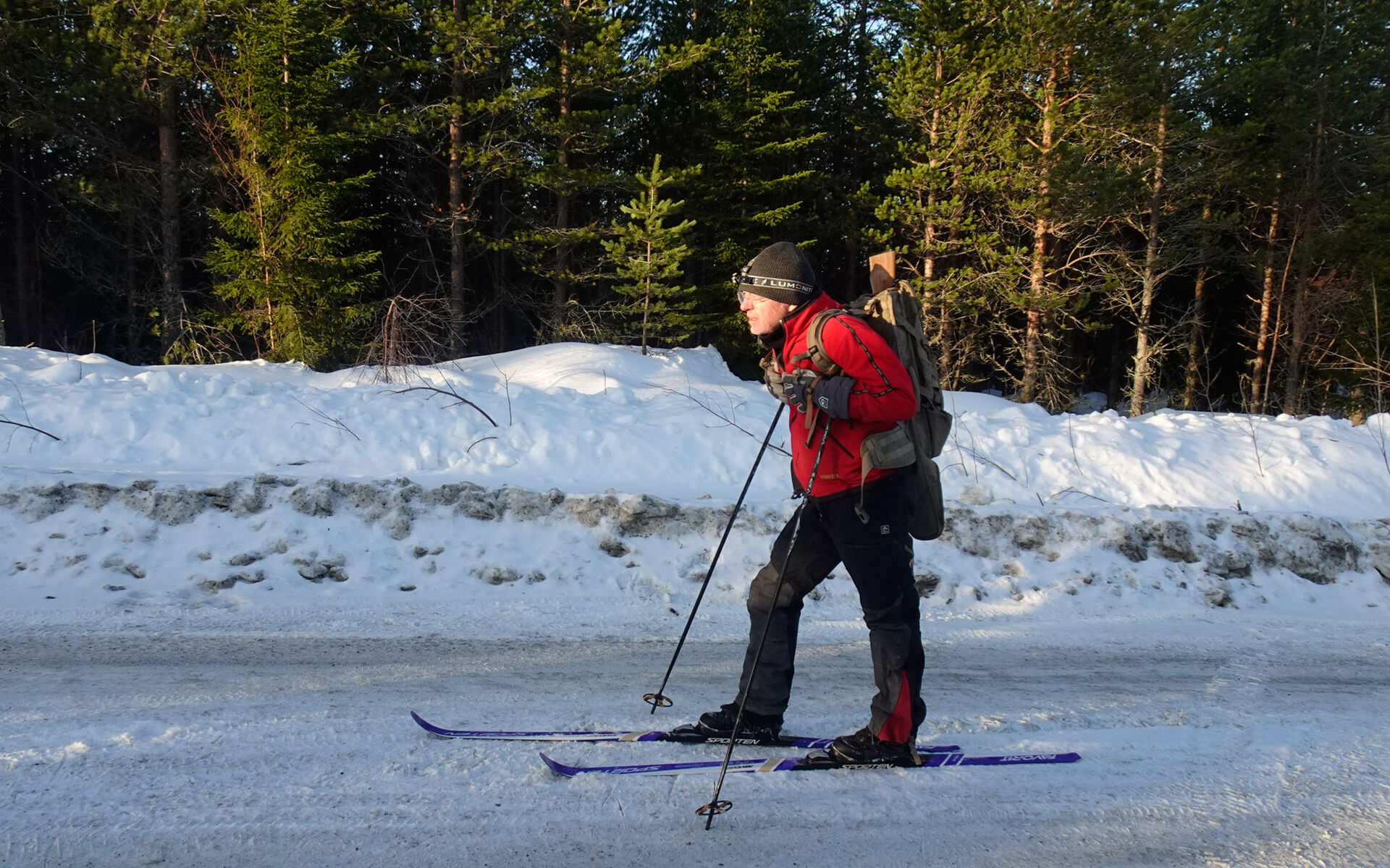 Jon Arnemo on skis on a snow-covered road.