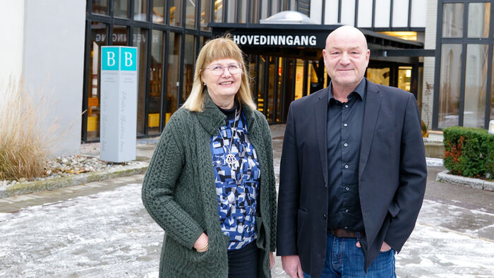 Bilde av Lise Iversen Kulbrandstad og Morten Ørbeck utenfor campus Hamar