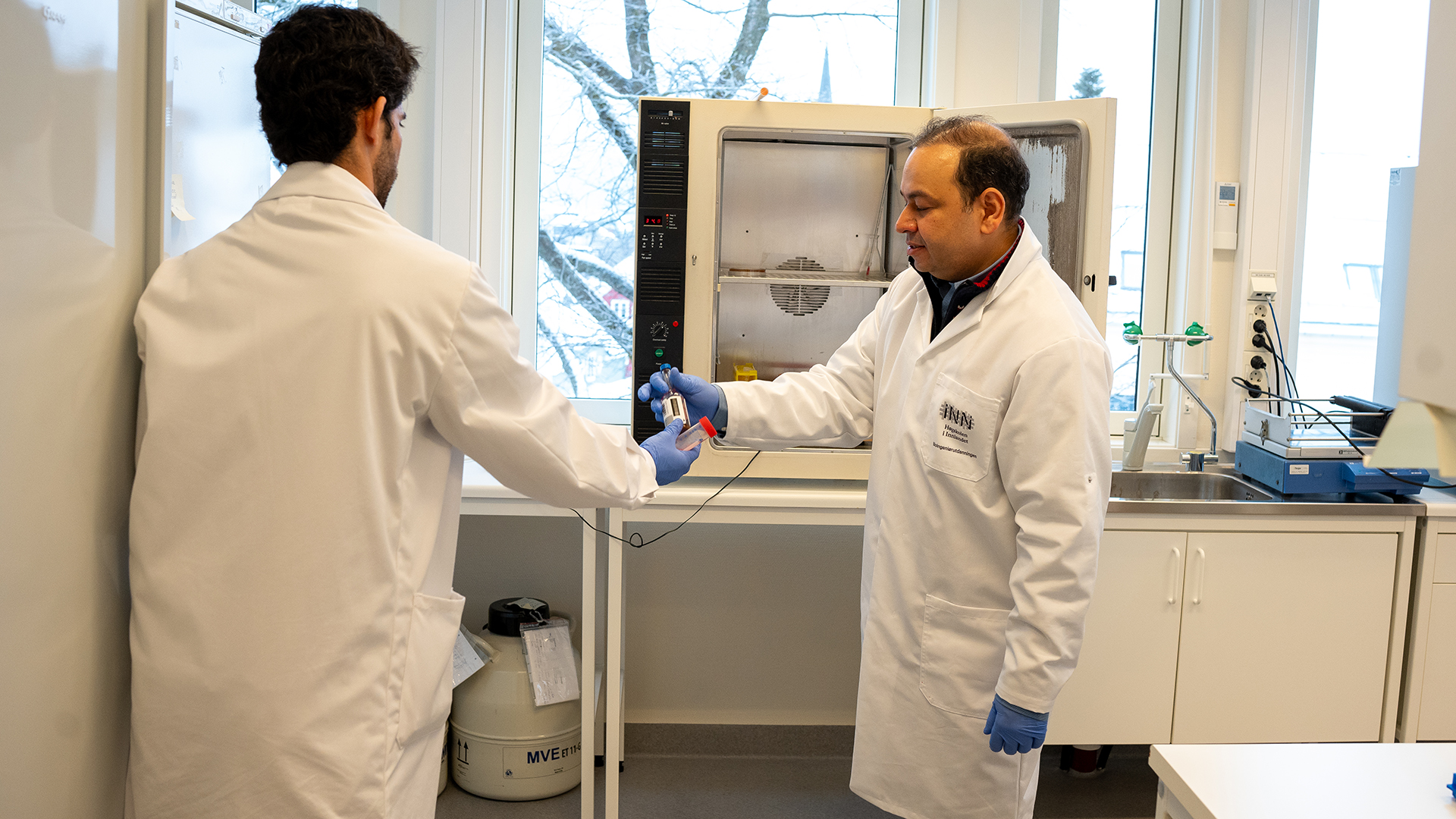 Rafi og en kollega på lab'n.