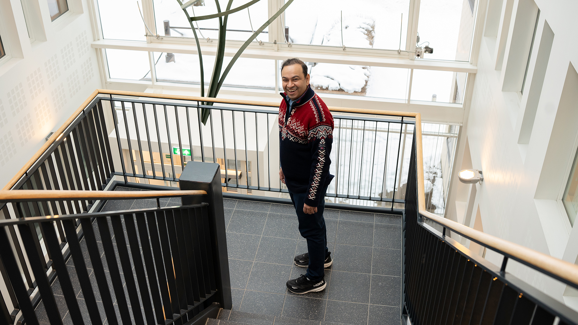 Rafi i trappeoppgangen på Biohuset på Hamar - smilende i helfigur.