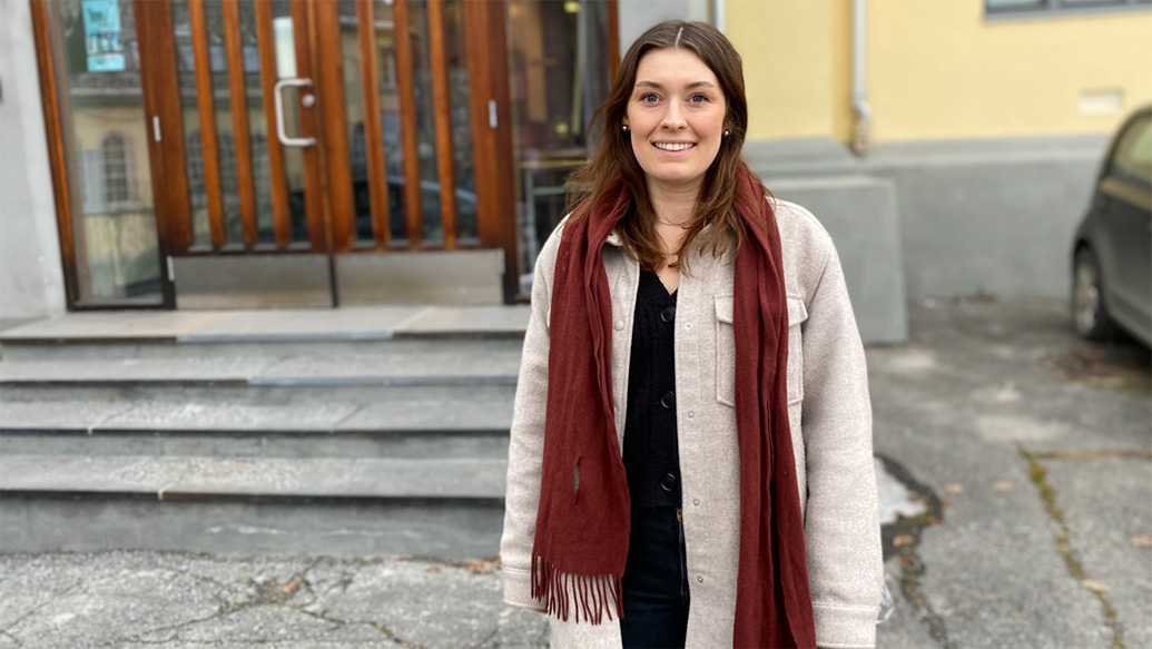 Synnøve Markeng foran en skolebygning