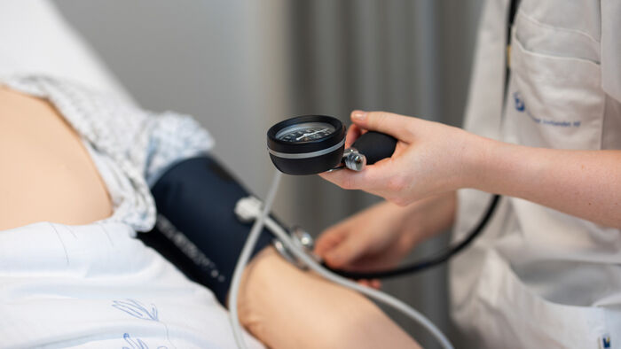 Bilde av en arm som blir tatt blodtrykk på