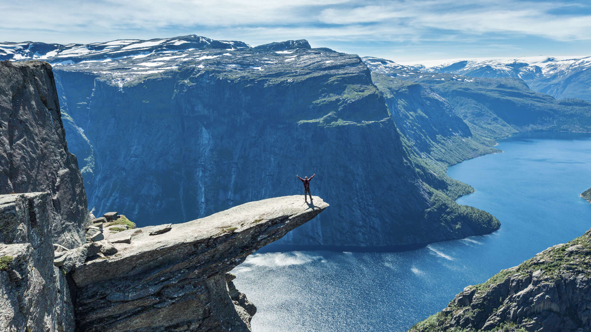 To damer på utsiktspunkt i Geiranger