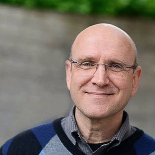 Portrettbilde av Tore Bonsaksen mot uklar bakgrunn