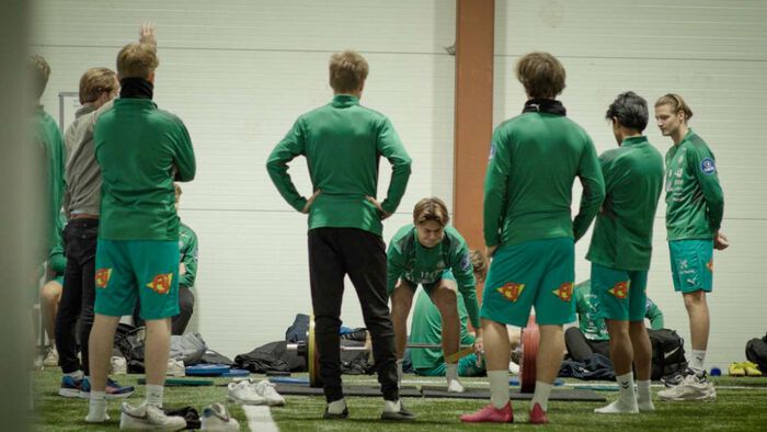 Bilde av unge fotballspillere i en hall der de testes for styrke