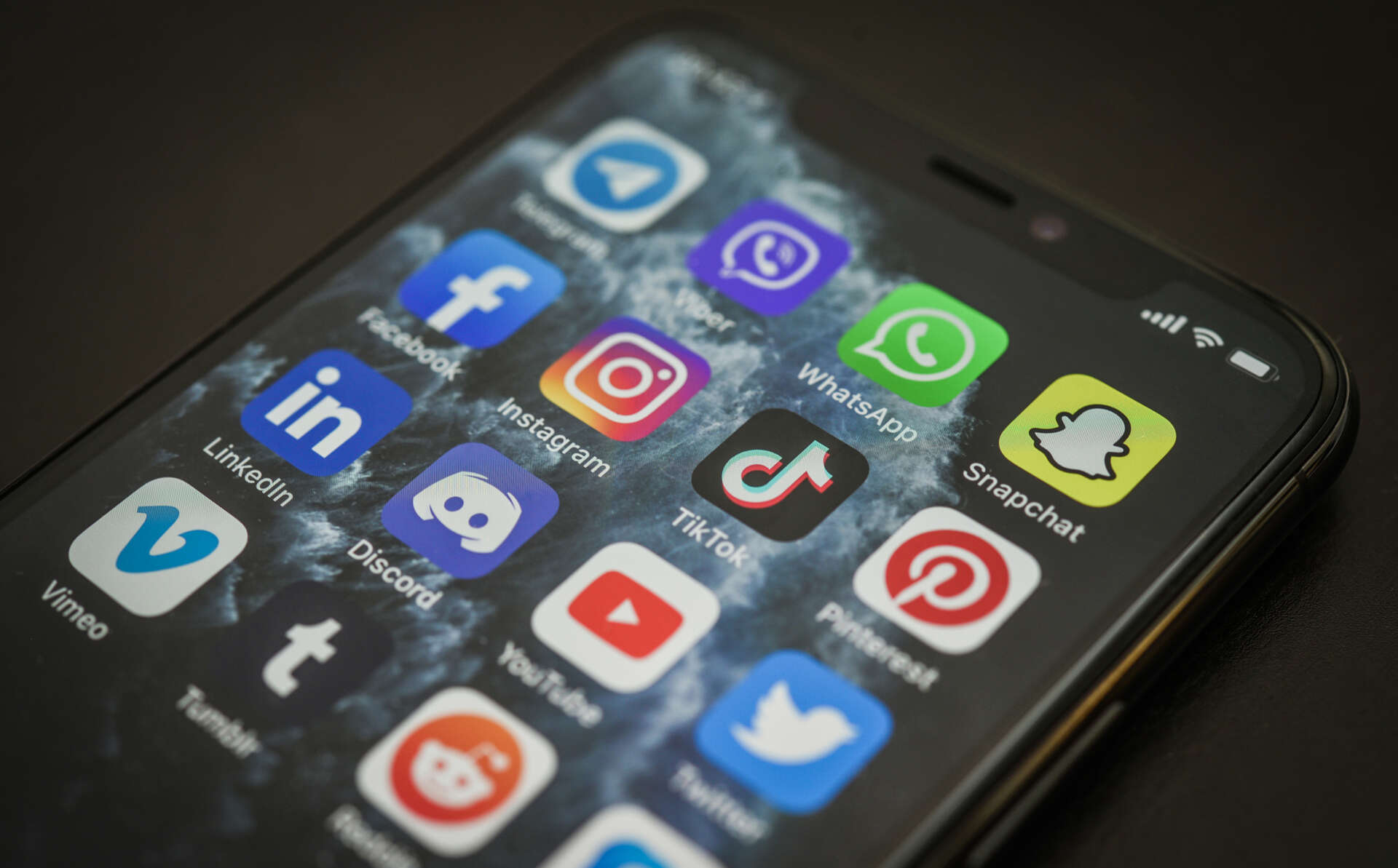 Bilde av en mobilskjerm med masse apper med sosiale medier
