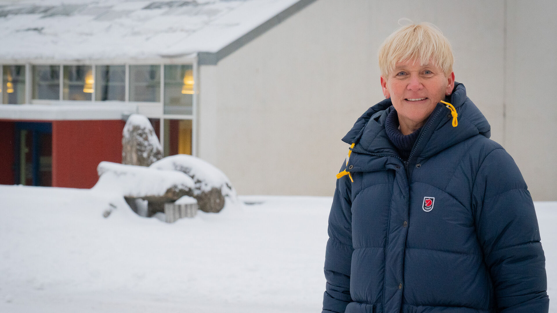 Bilde av forsker i skolegård