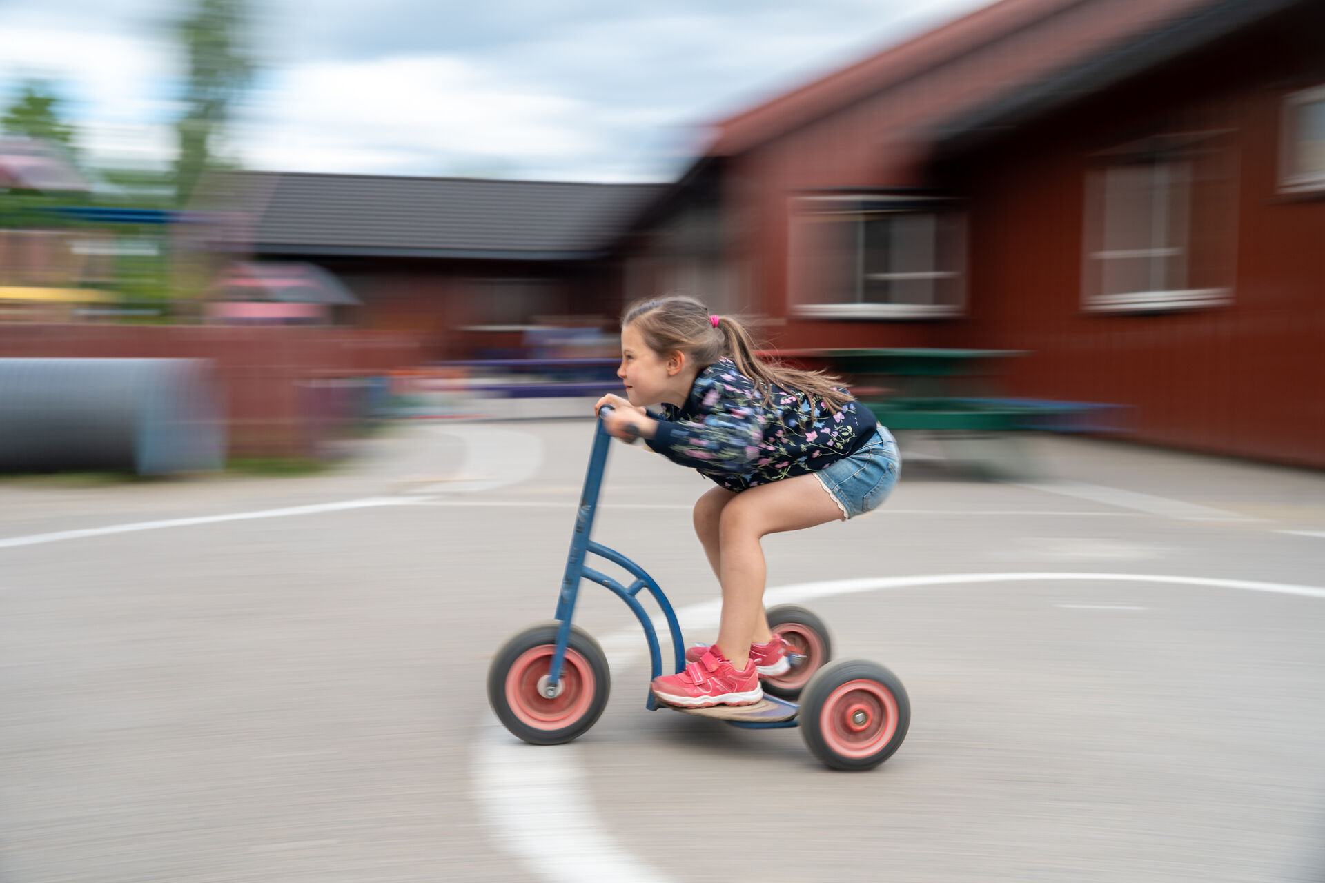 Erika suser forbi på en sparkesykkel.