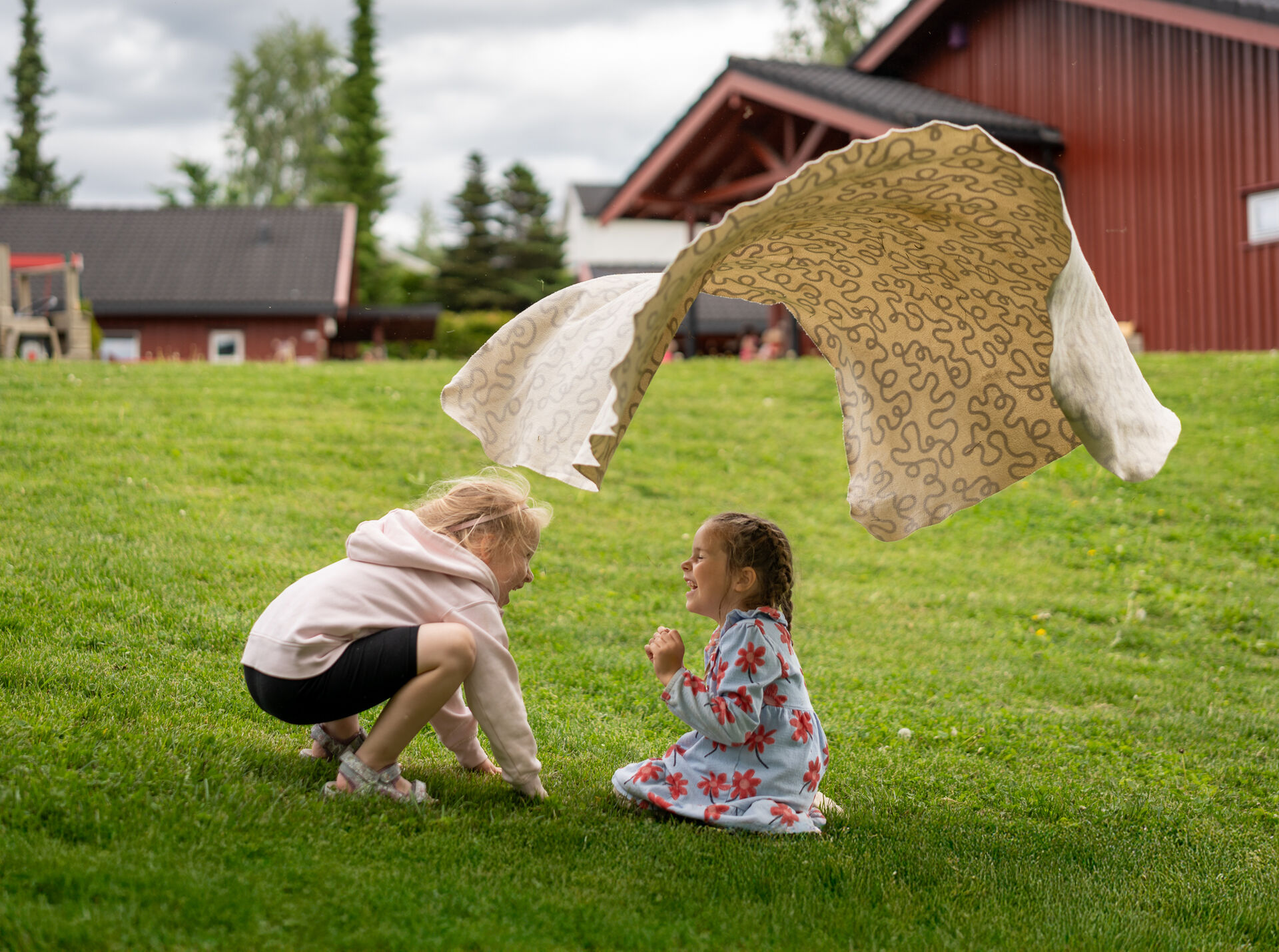 Johanne holder i en huske.