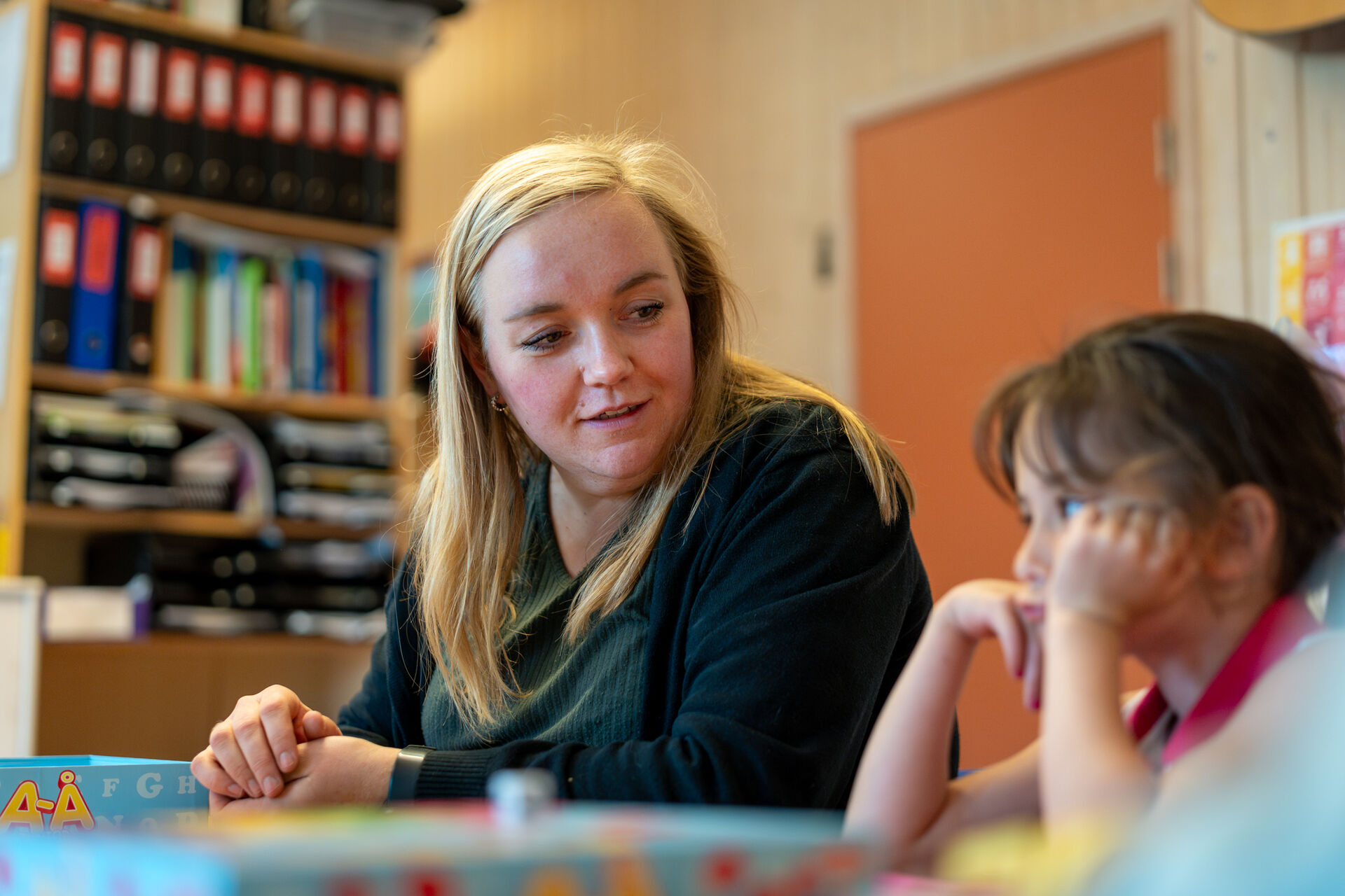 Johanne i samtale med et barnehagebarn.