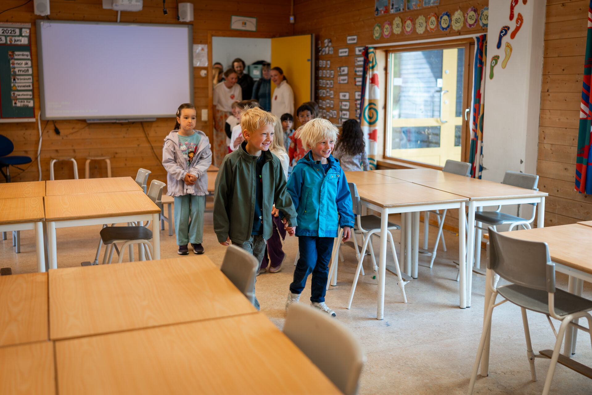 En gruppe med gutter kommer inn i klasserommet.