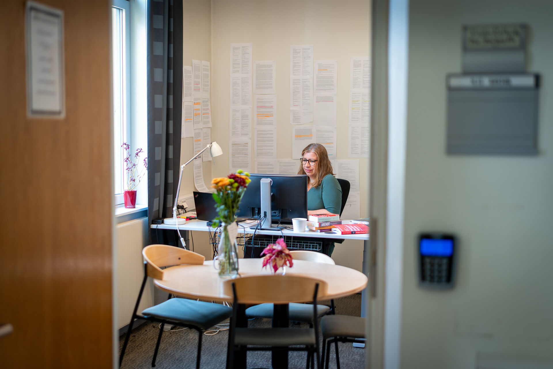 Kristin Due Bergseth bak pulten på sitt kontor.