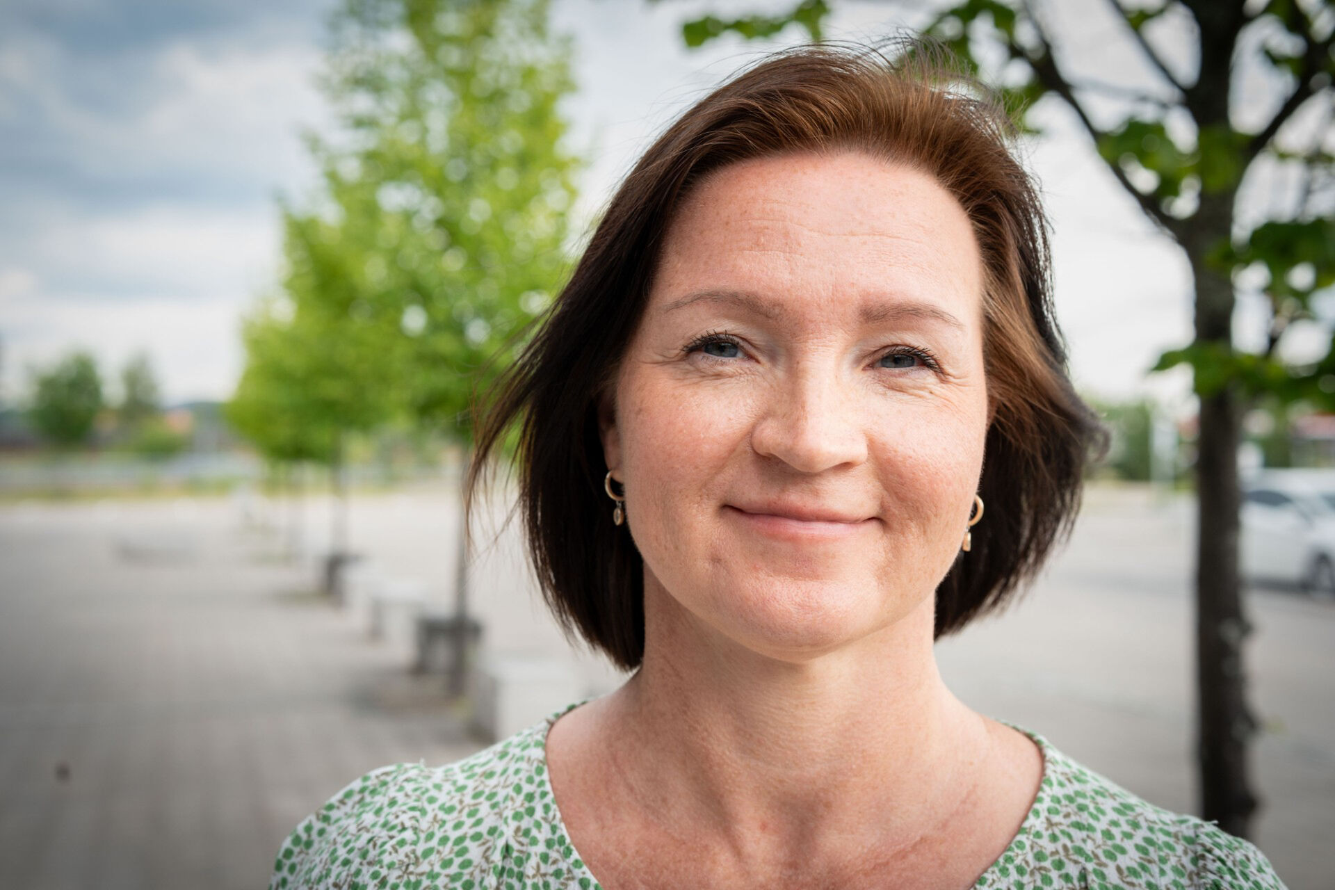 POrtrettbidle av dame ute