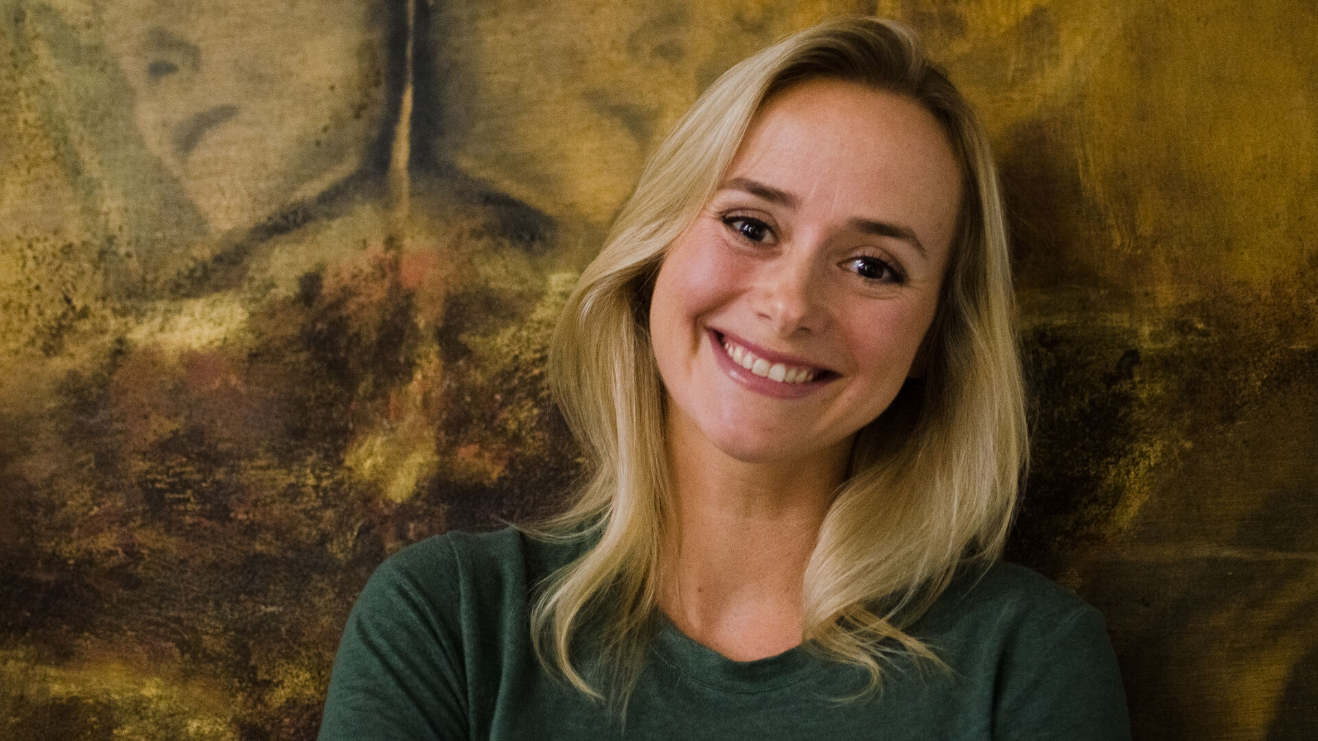Portrett av dame mot en brun vegg