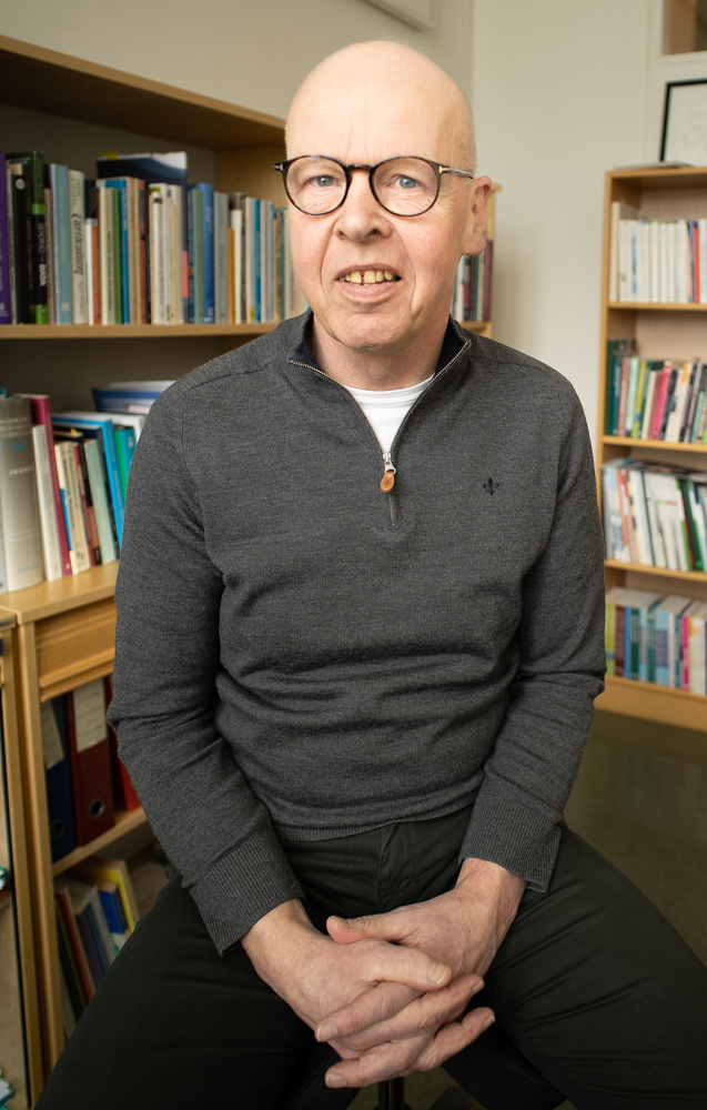 Portrettbilde av Thomas Nordahl på kontoret sitt