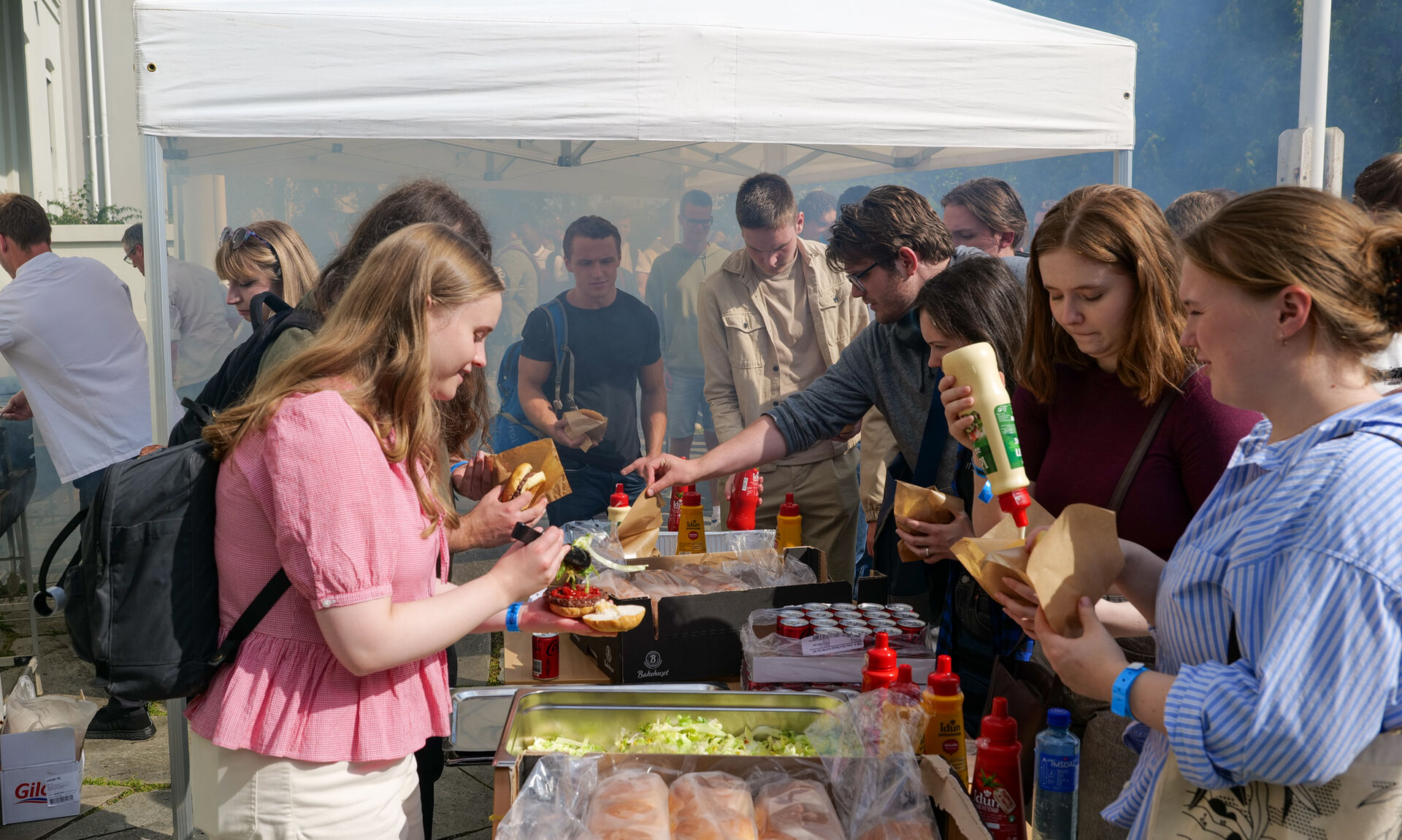Studenter griller ved studiestart