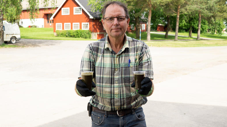 Forsker Thomas Cottis med den tyntflytende gjødselen på glass