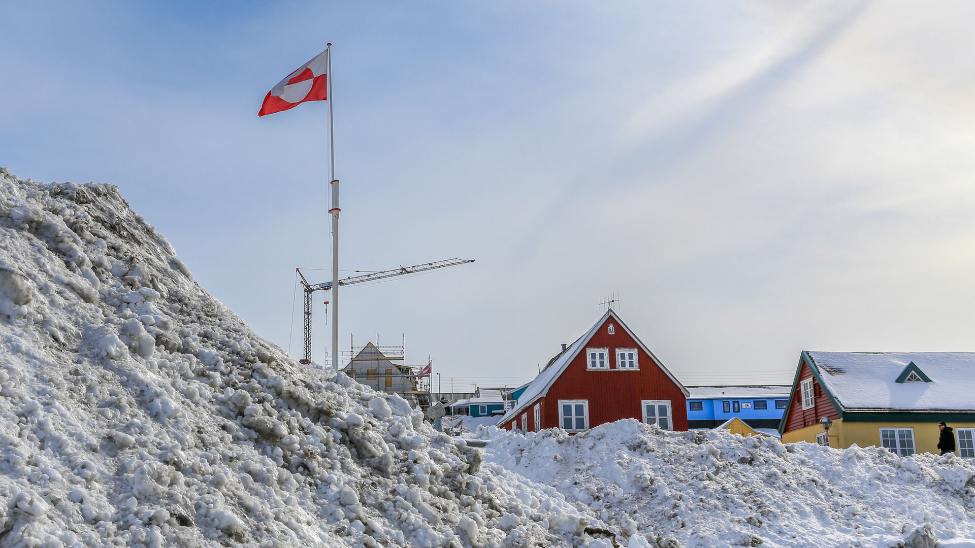 Bilder av et gult og et rødt hus på Grønland i et snødekt landskap