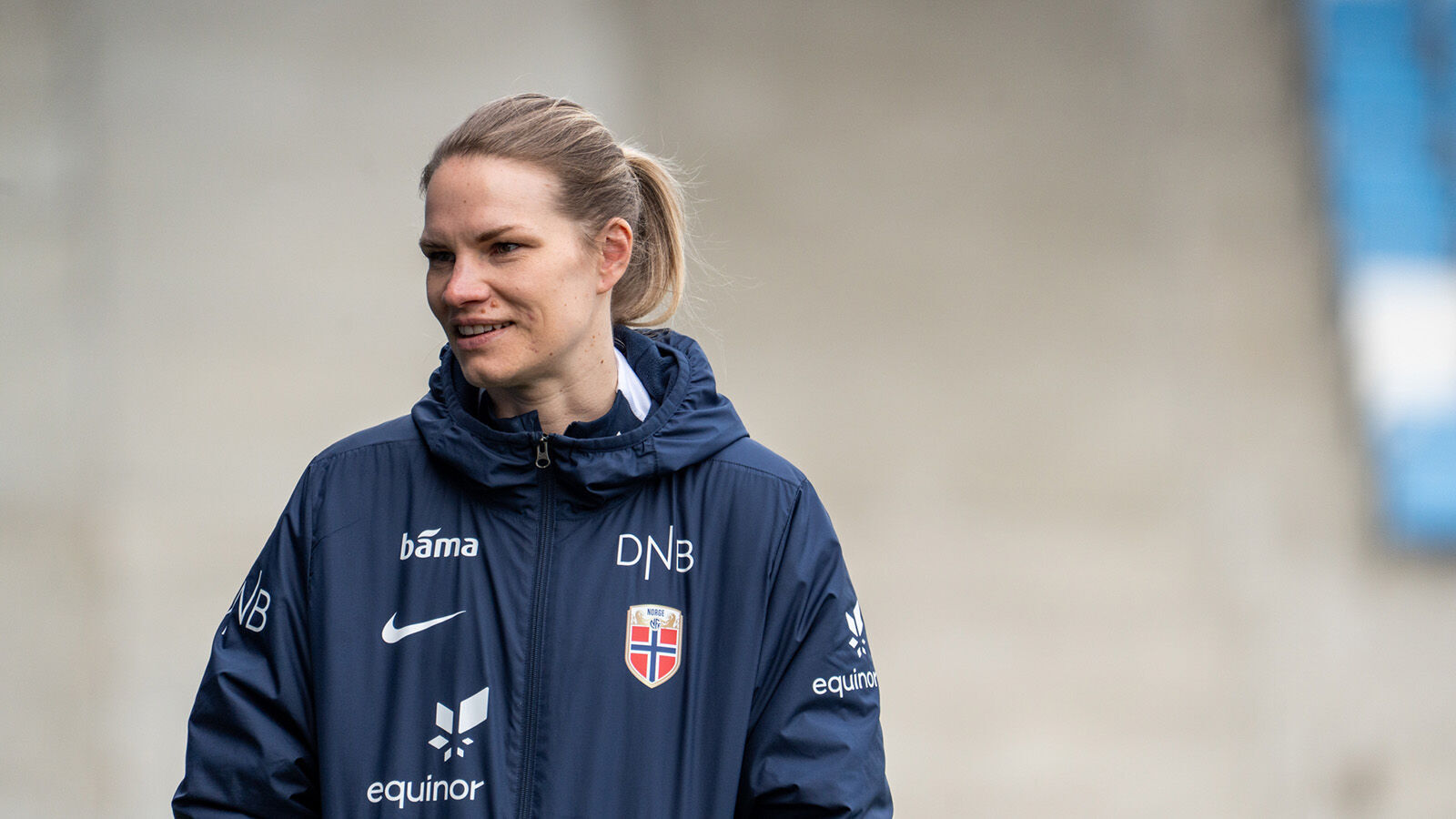 Bilde av en dame med fotballjakke