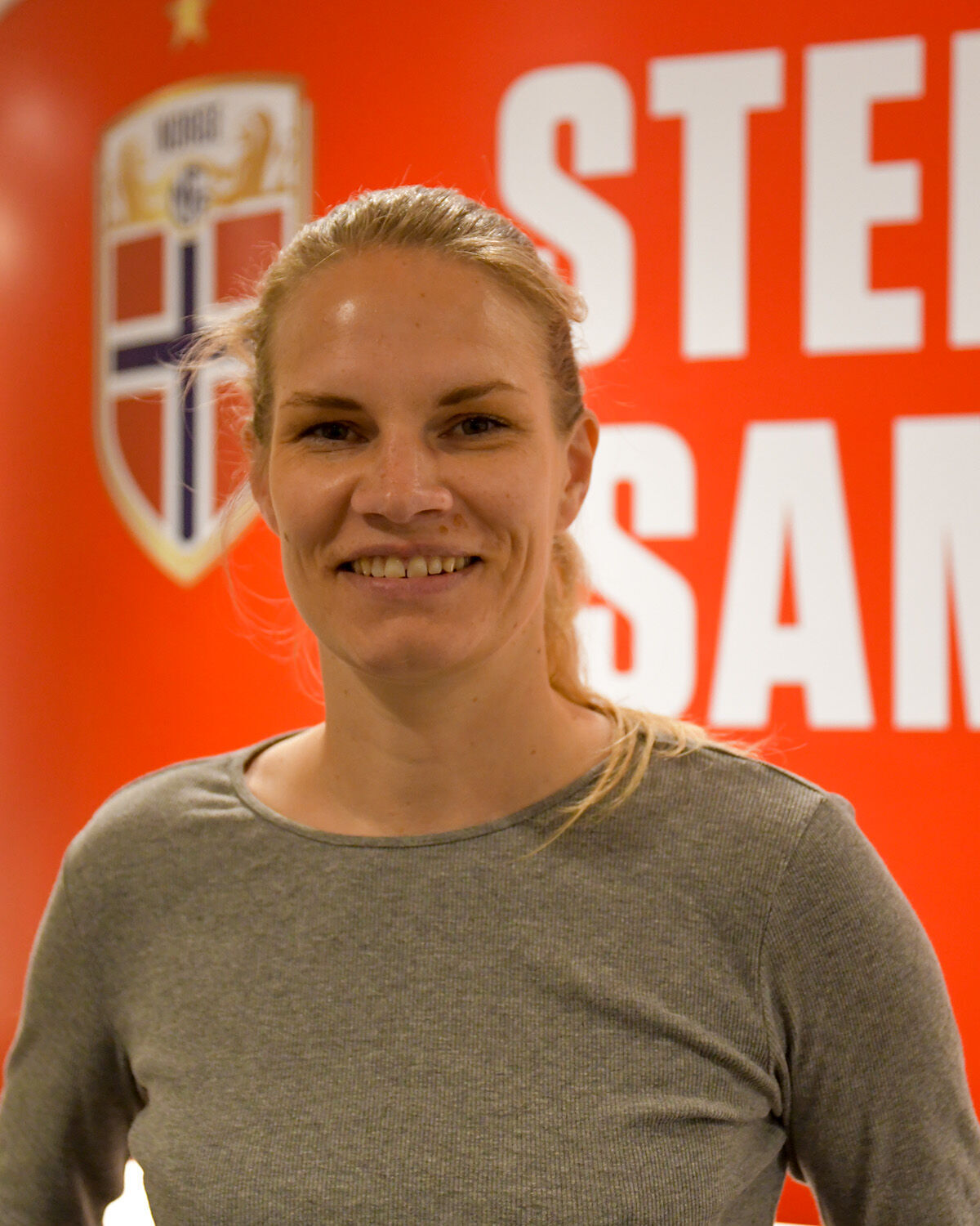 POrtrett av dame foran logoen til NOrges fotballforbund