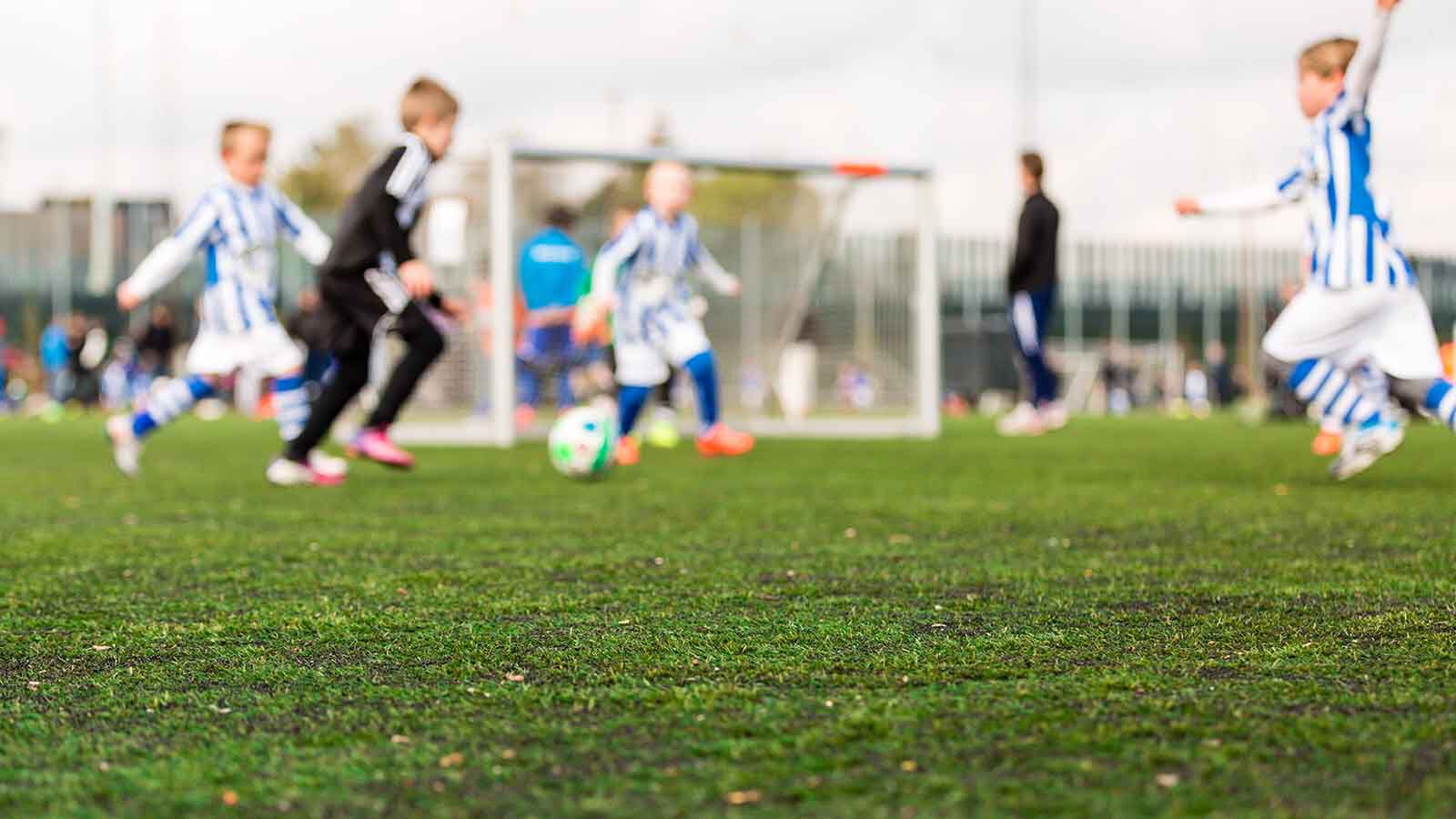 Uskarpt bilde av barn som spiller fotball 