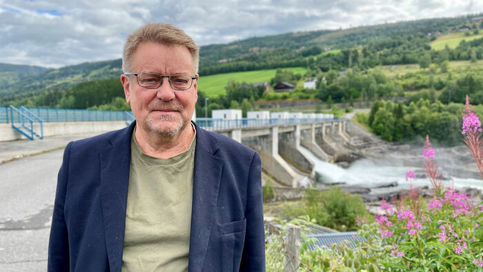 Portrettbilde av Ole Gunnar Austvik foran demning