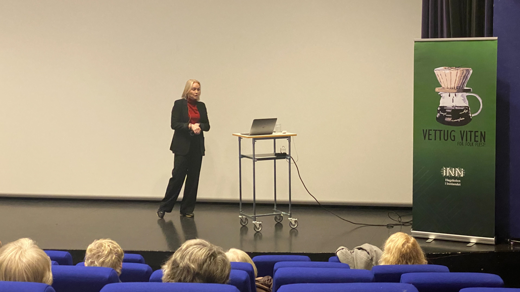 Riddervold på scenen med publikum i forgrunnen