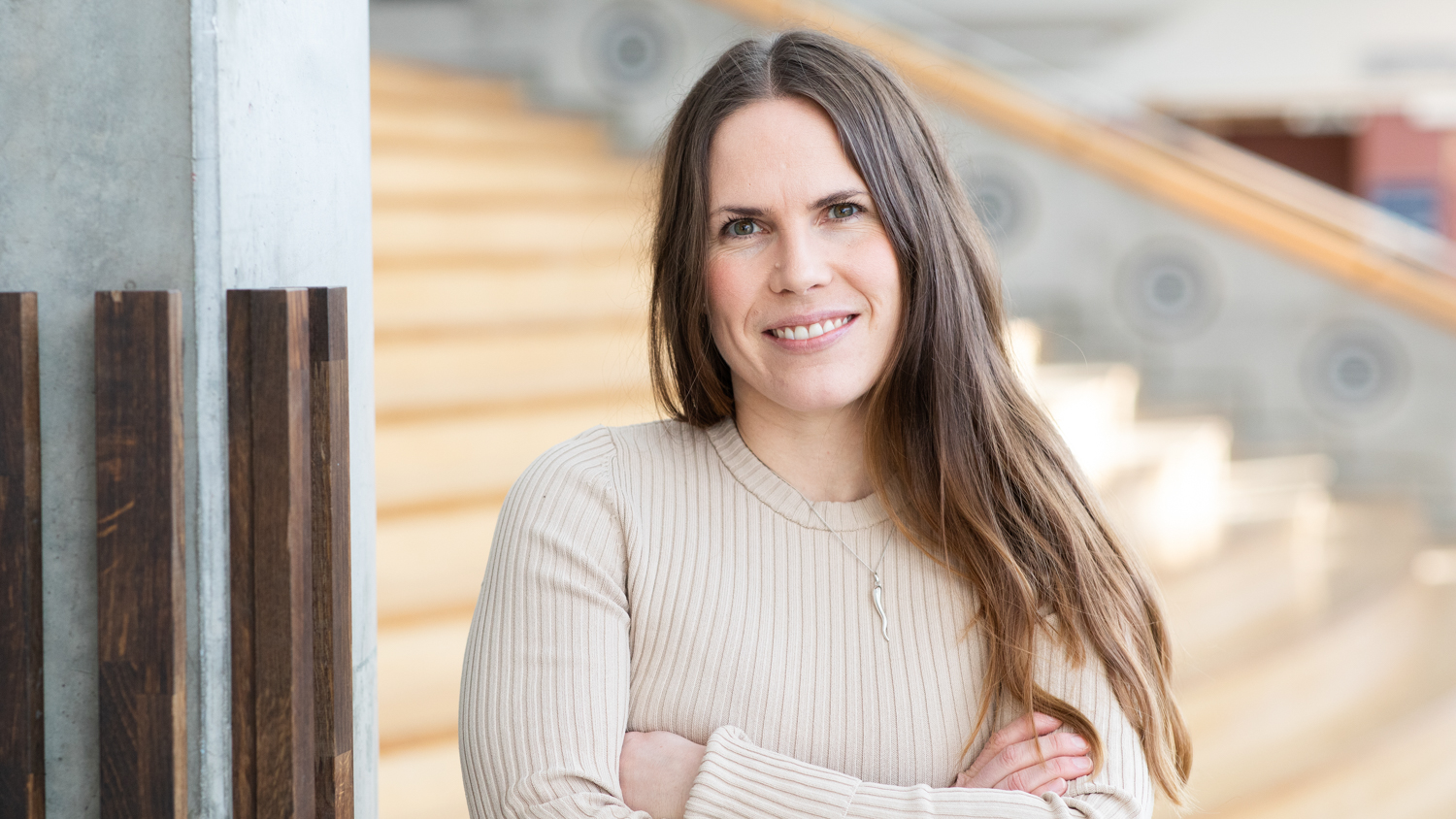 Portrettbilde av Karin Boson mot en stor trapp