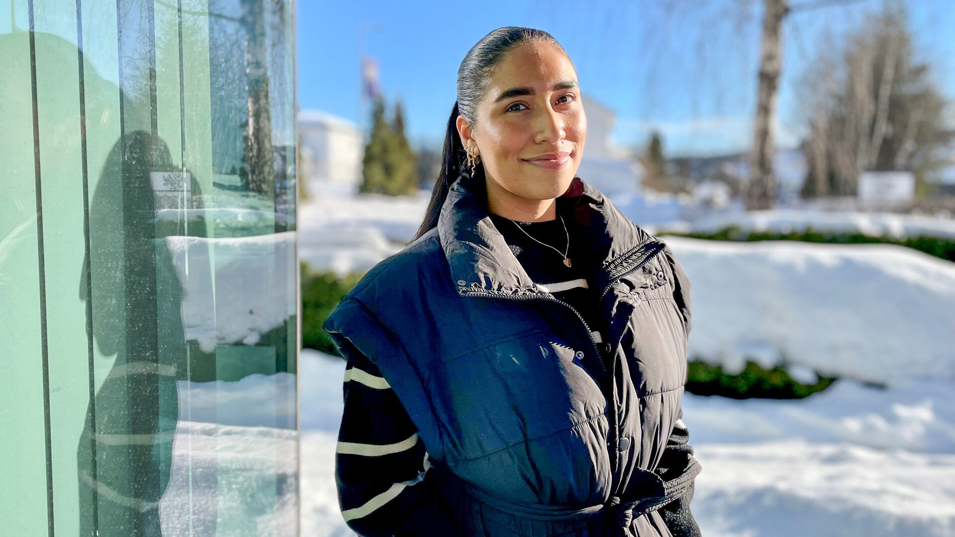 Portrettbilde av Maria Paz Galgum Evensen utenfor NTNU i Gjøvik