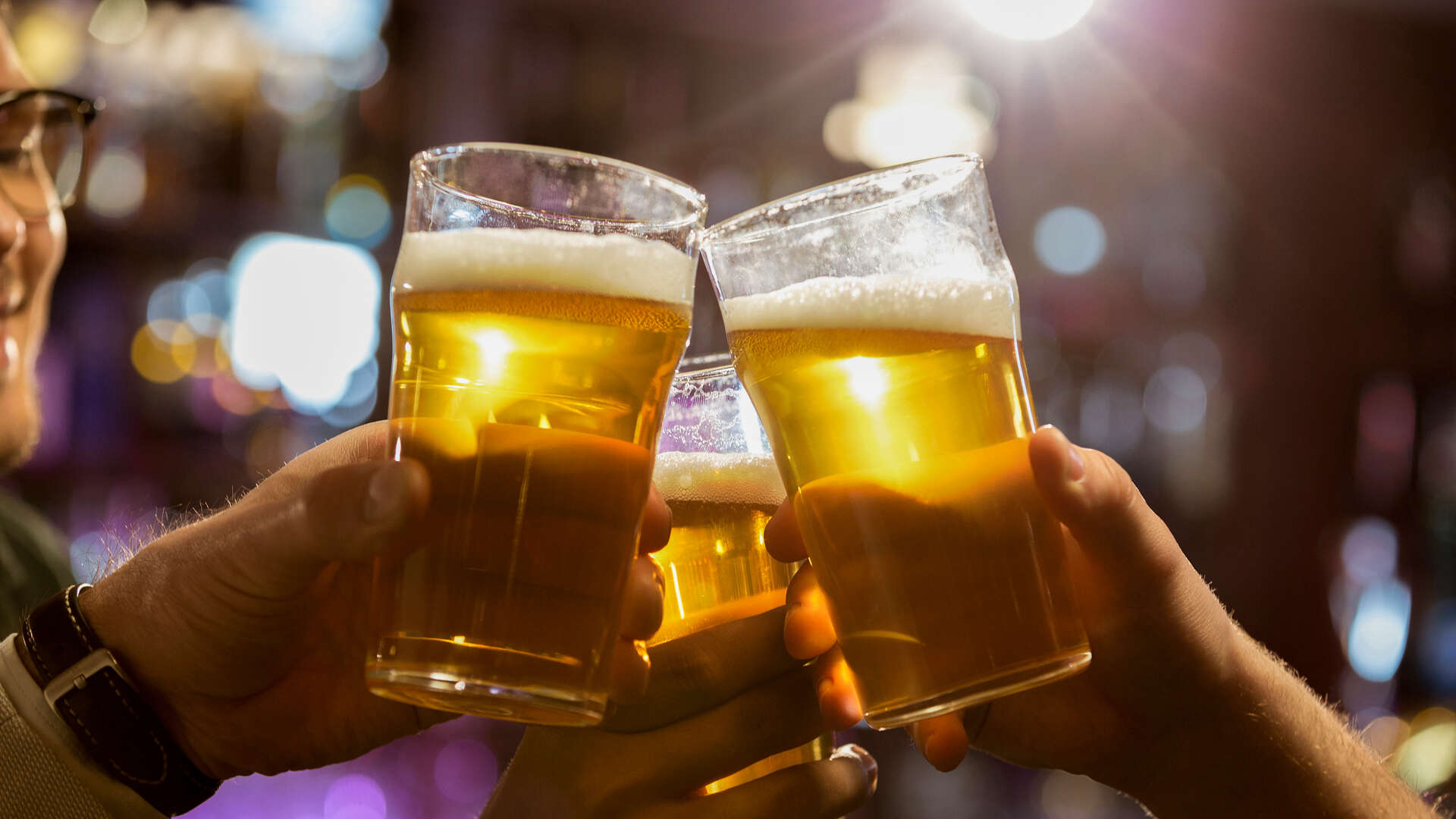 Tre halvliters glass med øl som skåler
