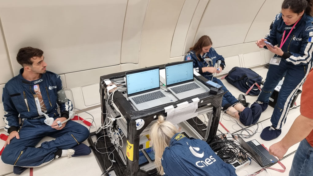 Rigging av forsøket inne i flyet