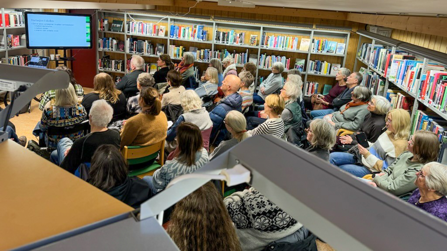 Folk på Vettug viten i Elverum bibliotek