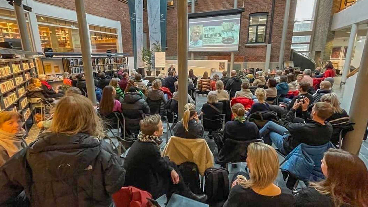 Masse publikum sett bakgra mot en scene på biblioteket i Lillehammer