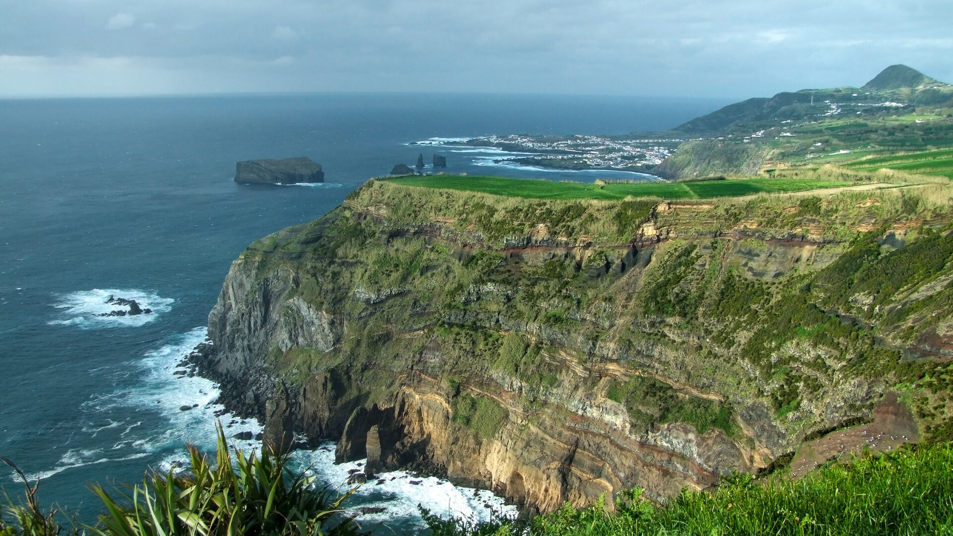 Bilde av vill, kyst på Azorene med klipper og hav